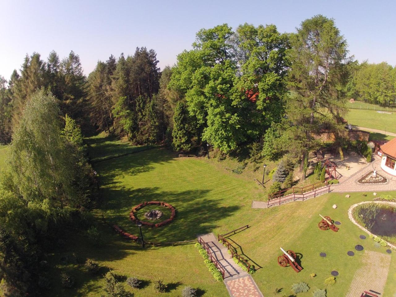 Zajazd Zlota Iglica Pogrzebien Exterior foto