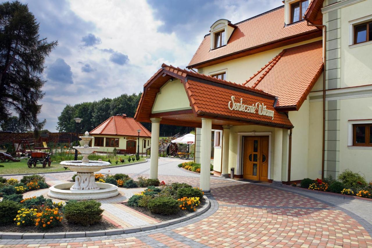 Zajazd Zlota Iglica Pogrzebien Exterior foto